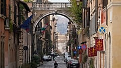 İtalya'nın başkenti Roma'da bir sokak
