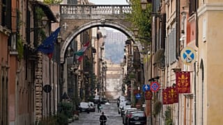 İtalya'nın başkenti Roma'da bir sokak