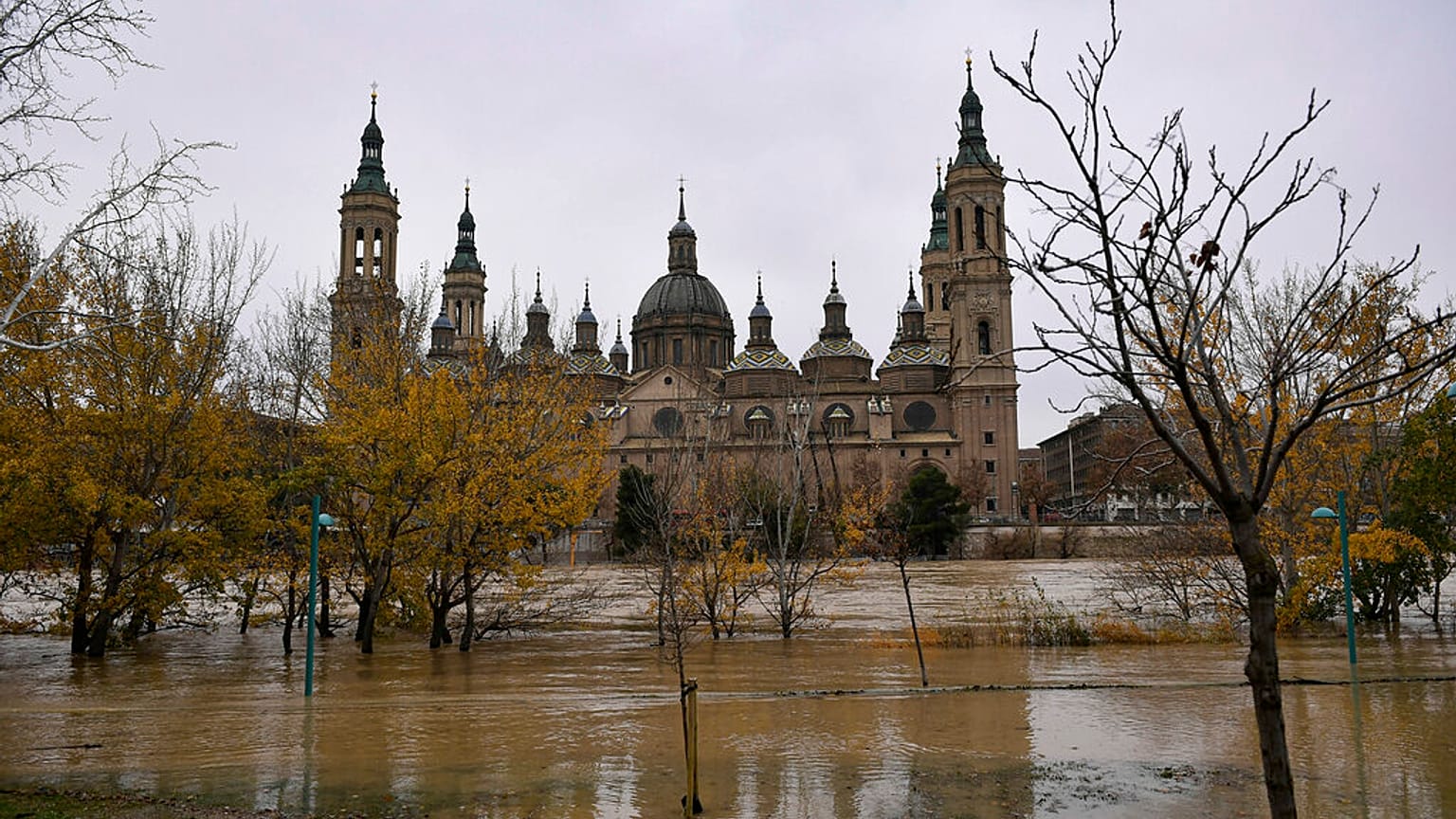 Las inundaciones llegan hasta las inmediaciones de la Basílica de Nuestra Señora del Pilar en Zaragoza