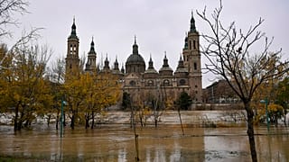 Las inundaciones llegan hasta las inmediaciones de la Basílica de Nuestra Señora del Pilar en Zaragoza