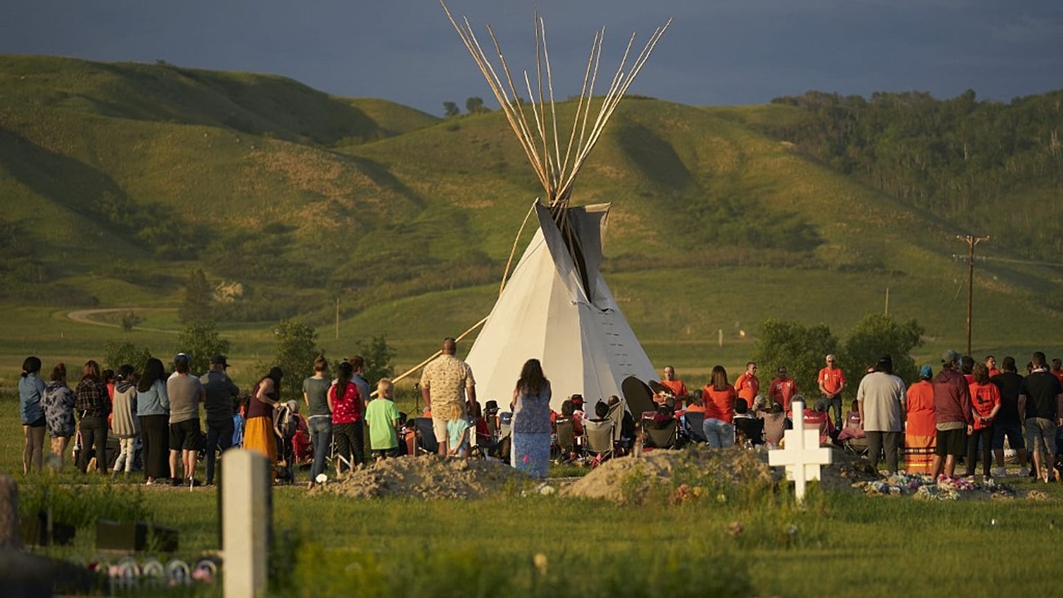 Des centaines de personnes rassemblées pour un hommage aux victimes des tombes non marquées sur le site de l'ancien pensionnat indien de Marieval, Saskatchewan, 26 juin 2021
