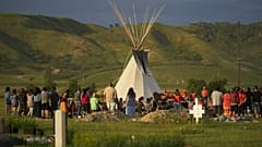 Des centaines de personnes rassemblées pour un hommage aux victimes des tombes non marquées sur le site de l'ancien pensionnat indien de Marieval, Saskatchewan, 26 juin 2021