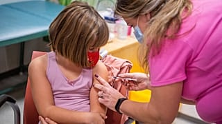 Egy kislány megkapja a koronavírus elleni vakcináját a Heim Pál Országos Gyermekgyógyászati Intézetben