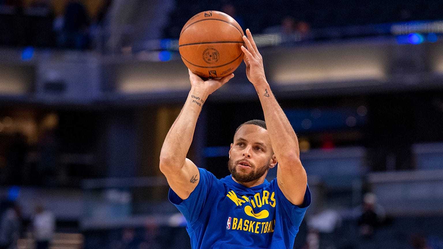 Stephen Curry durante um aquecimento, na segunda-feira