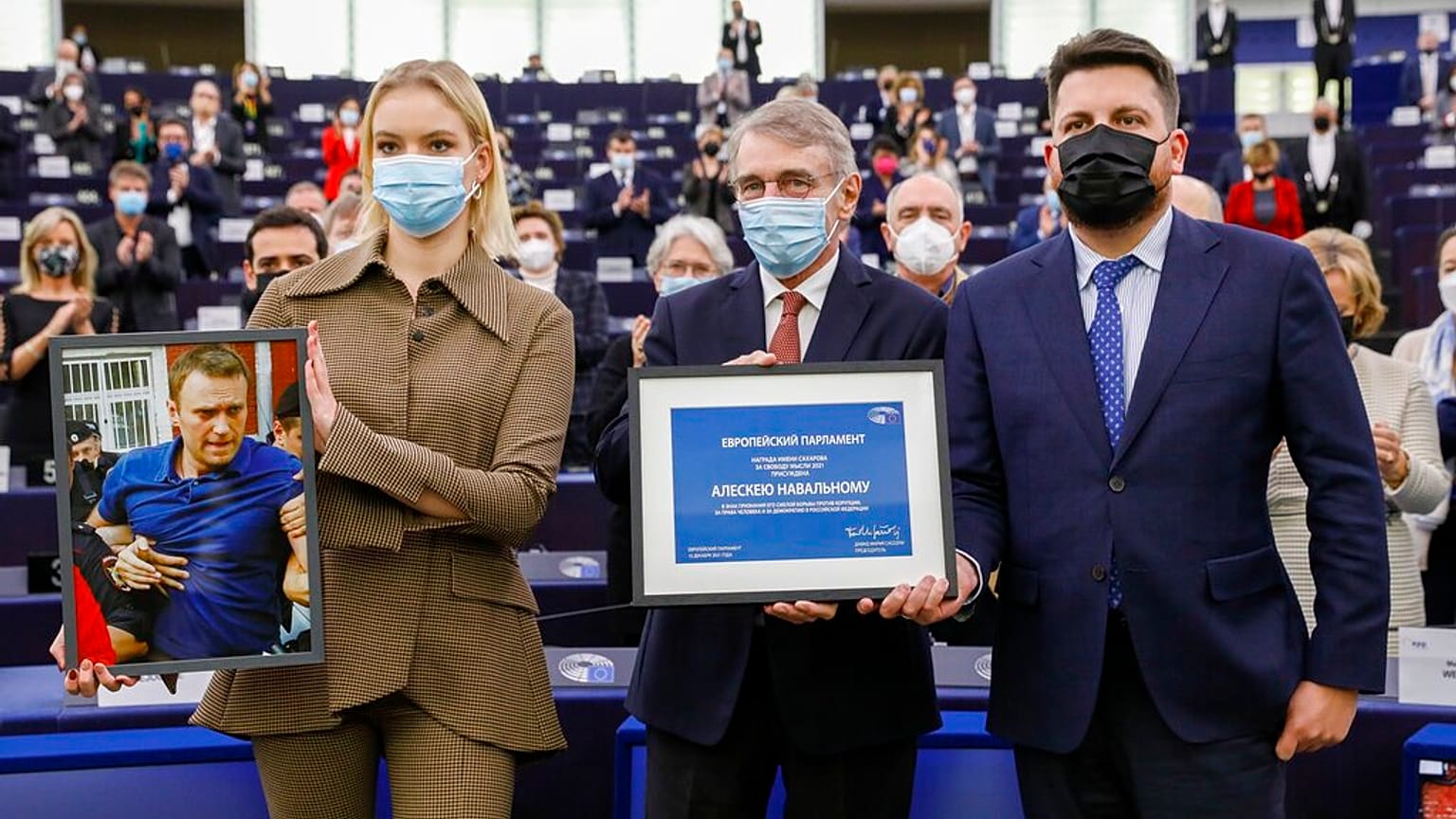 Daria Navalnaya, 20 anni, la figlia di Alexei Navalny, riceve il premio da David Sassolo. A fianco, Leonid Volkov, amico e collaboratore di Navalny.
