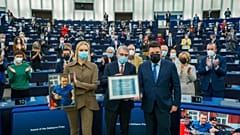 Darya Navalnaya recebe o Prémio Sakharov para a Liberdade de Pensamento em nome do pai, Alexei Navalny, em Estrasburgo, França. 