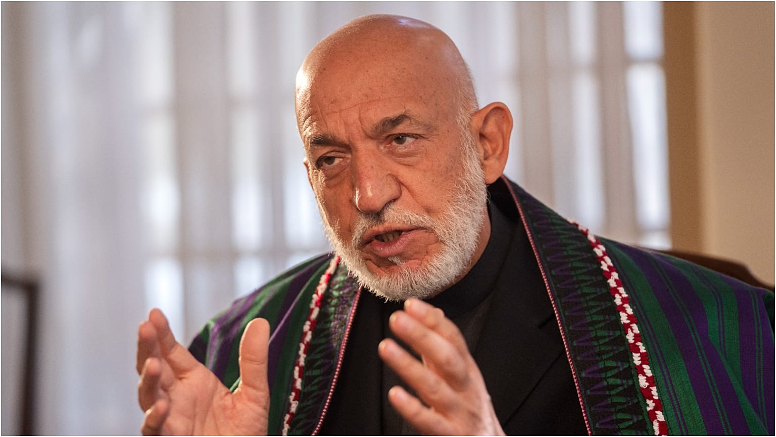  الرئيس الأفغاني السابق حامد كرزاي خلال مقابلة مع وكالة "أسوشيتدبرس" 10 ديسمبر 2021