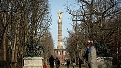 Spaziergänger im Berliner Tiergarten mit Blick auf die Siegessäule, 21.02.2021