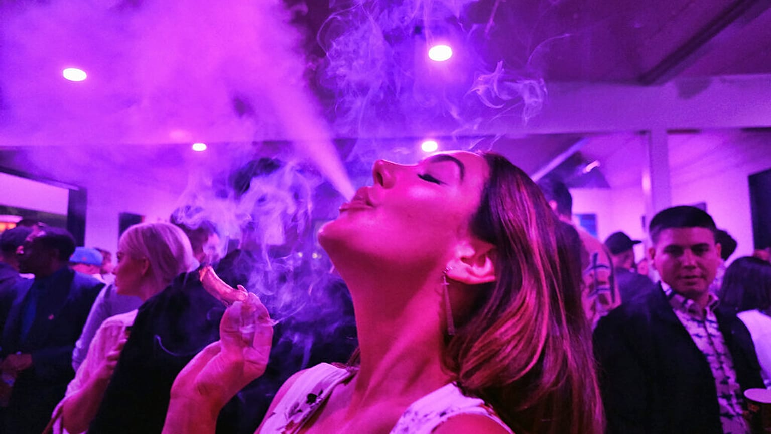 Marihuánás cigarettát szív egy nő