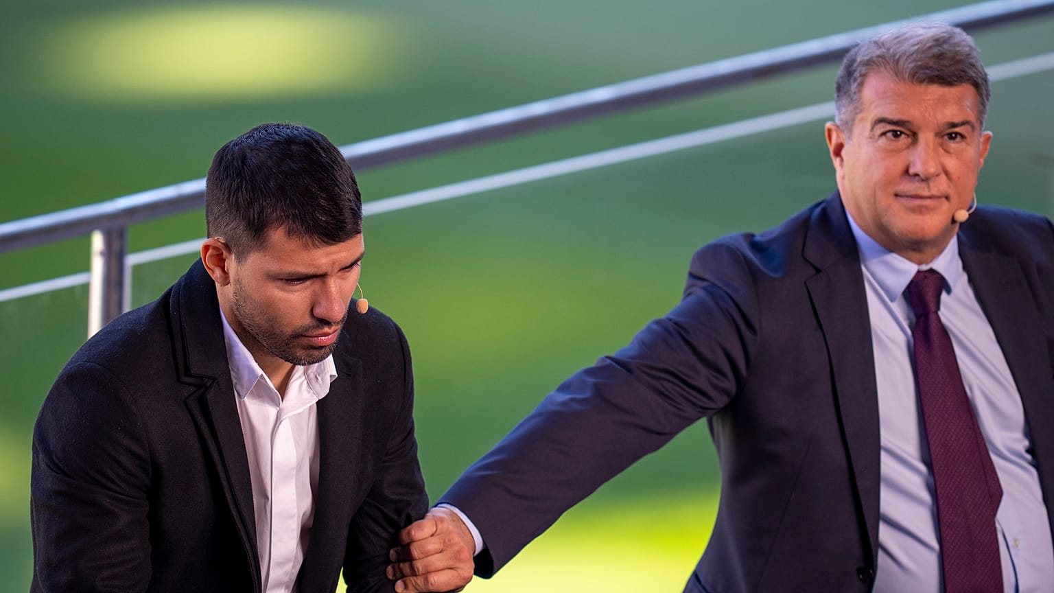 Sergio Aguero et le président du FC Barcelone Joan Laporta lors d'une conférence de presse au stade Camp Nou de Barcelone, en Espagne -  15 décembre 2021. 