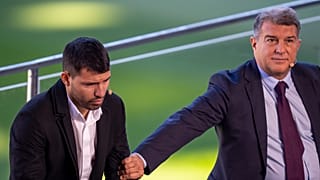 Sergio Aguero et le président du FC Barcelone Joan Laporta lors d'une conférence de presse au stade Camp Nou de Barcelone, en Espagne - 15 décembre 2021.