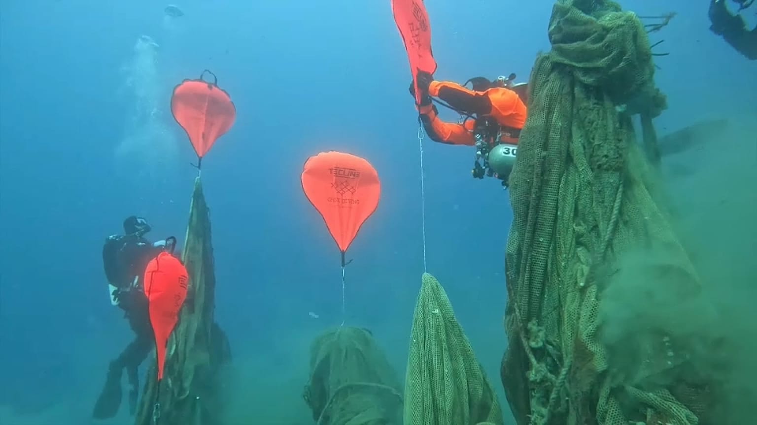 Taucher in der Ägäis bergen Geisternetze mit Hilfe von Ballons