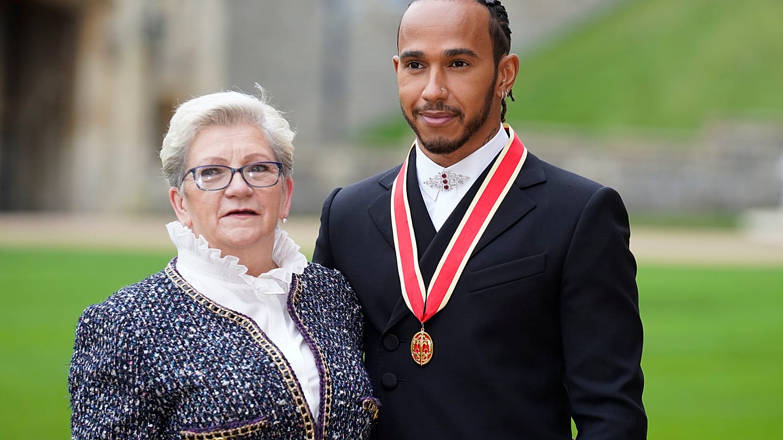 Lewis Hamilton und seine Mutter Carmen Lockhart nach dem Ritterschlag auf Schloss Windsor