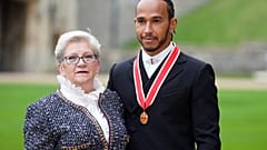 Lewis Hamilton und seine Mutter Carmen Lockhart nach dem Ritterschlag auf Schloss Windsor