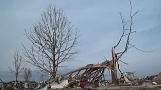 Csak a romok maradtak a tornádó után