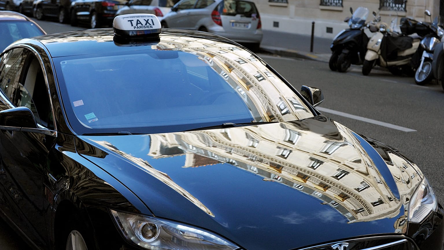 Paris'te Tesla Model3 tipi taksi