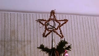 Szovjet időkből származó karácsonyi díszeket gyűjt egy orosz asszony 