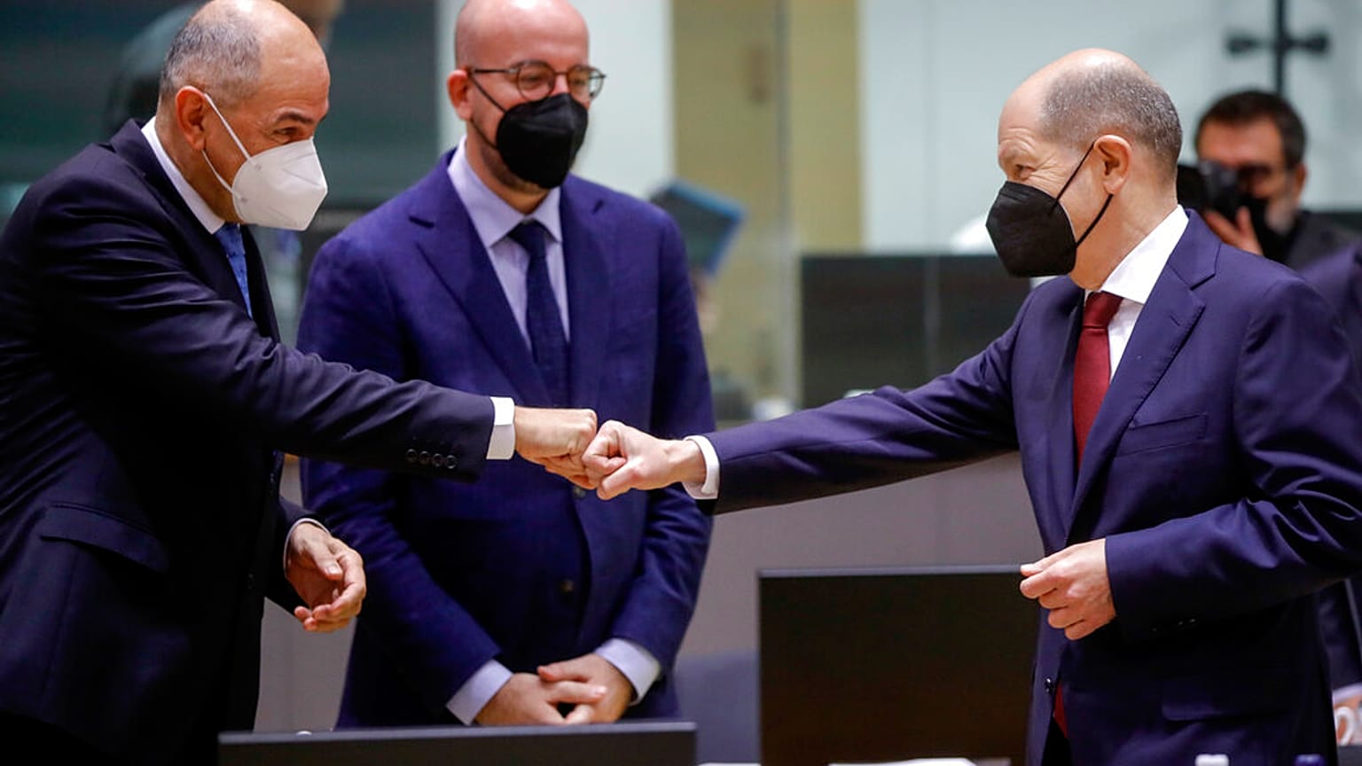 Il primo ministro sloveno Janez Janša dà il benvenuto al Cancelliere tedesco Olaf Scholz, sotto lo sguardo di Charles Michel. 