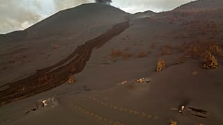 Casas cubiertas por las cenizas de las erupciones del volcán, La Palma, España