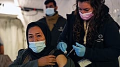 حملة تلقيح المهاجرين ضد كوفيد-19 في مخيم كاراتيبي للاجئين بجزيرة ليسبوس في اليونان.