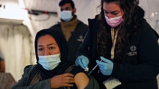 حملة تلقيح المهاجرين ضد كوفيد-19 في مخيم كاراتيبي للاجئين بجزيرة ليسبوس في اليونان.