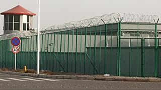 أحد معسكرات الاعتقال في الصين حيث تحتجز بكين الشبان من الأقلية المسلمة الإيغور