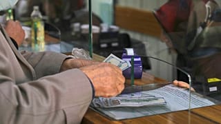 Dolar/TL kuru öğle saatleri itibariyle yüzde 2 yükselişle 11,76 lira düzeyinde işlem görüyor