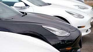 Ein Tesla 3 - das meistverkaufte E-Auto in Frankreich - war in einen Unfall verwickelt - Symbolbild