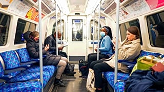 Emberek a londoni metróban, egyesek maszkkal, mások anélkül. Az Egyesült Királyságban a legmagasabb az igazolt omikron-fertőzöttek száma