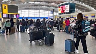 Schlange stehen am Londonder Flughafen Heathrow: Wer über Weihnachten nach Frankreich wollte, steht jetzt womöglich vor einem Problem.