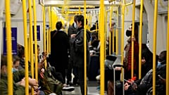 Menschen in der U-Bahn in London, 30.11.2021