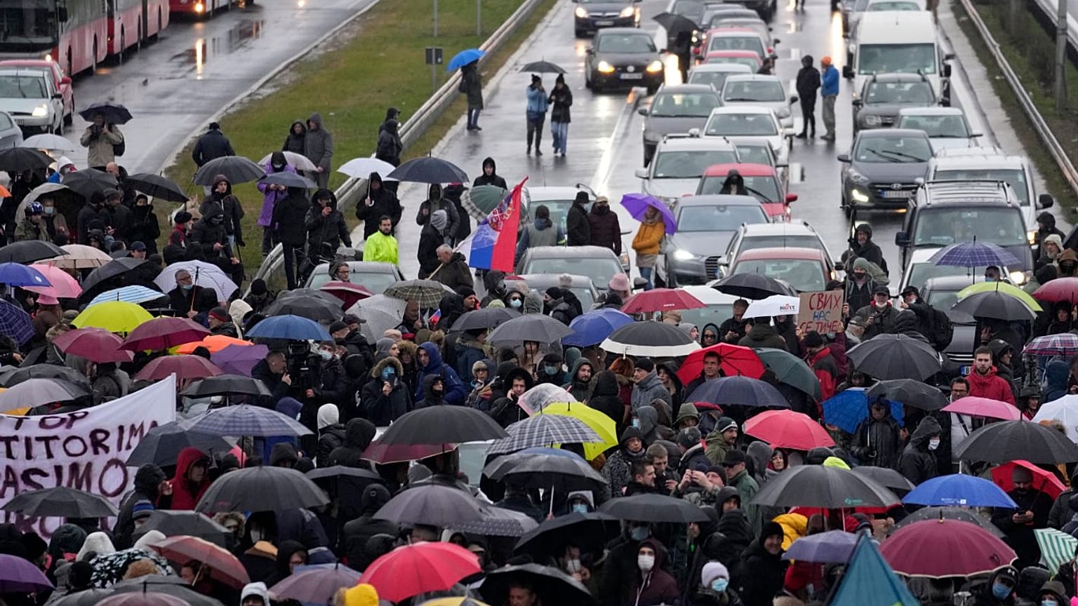 Environmental protesters  have been rallying on some of Belgrade's major roads.