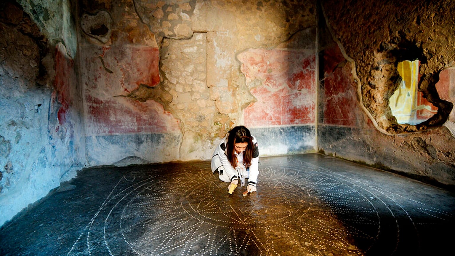 Restaurátor munka közben - Pompeii egyik festett belső terében