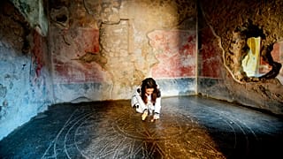 Restaurátor munka közben - Pompeii egyik festett belső terében