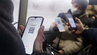 Госдума приняла в первом чтении законопроект о введении QR-кодов. 