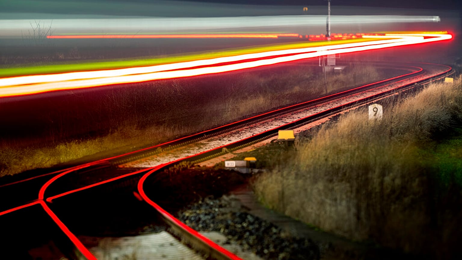 Bahngleise in Deutschland - Wohin führt der Weg mit Omikron?