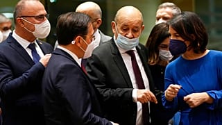 Jean-Yves Le Drian habla con la ministra de Exteriores de Alemania, Annalena Baerbock, Bruselas, Belgica 13/12/2021