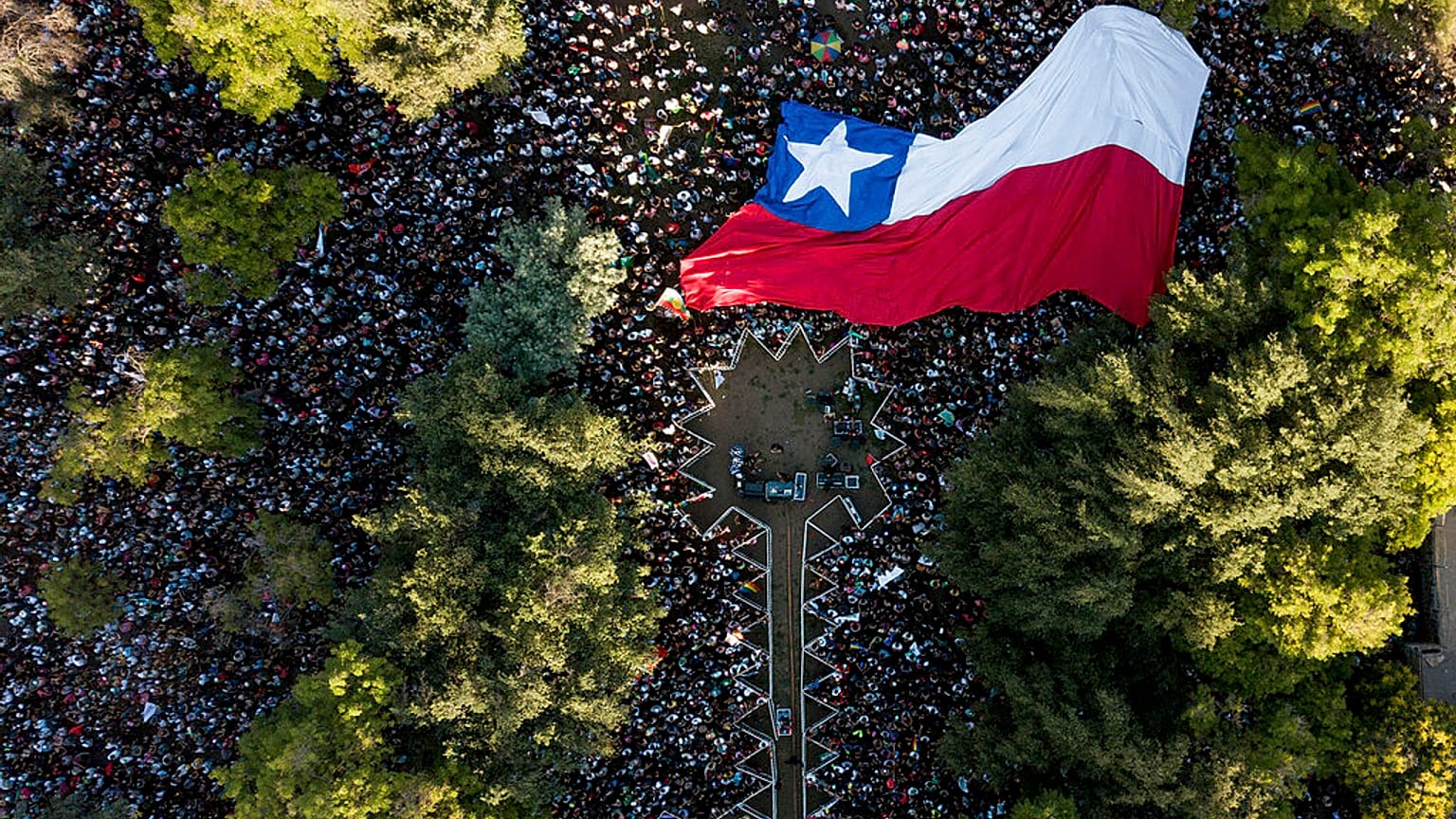 Vista aérea del mitin de cierre de campaña del candidato izquierdista a la presidencia de Chile, Gabriel Boric, en Santiago, el 16 de diciembre de 2021.