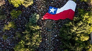 Vista aérea del mitin de cierre de campaña del candidato izquierdista a la presidencia de Chile, Gabriel Boric, en Santiago, el 16 de diciembre de 2021.