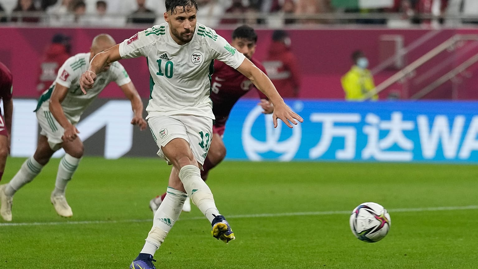 الجزائري محمد بلايلي يسجل الهدف الثاني لفريقه من ركلة جزاء خلال مباراة نصف نهائي كأس العرب لكرة القدم بين قطر والجزائر في الثمامة-الدوحة /قطر. 2021/12/16