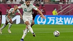 الجزائري محمد بلايلي يسجل الهدف الثاني لفريقه من ركلة جزاء خلال مباراة نصف نهائي كأس العرب لكرة القدم بين قطر والجزائر في الثمامة-الدوحة /قطر. 2021/12/16