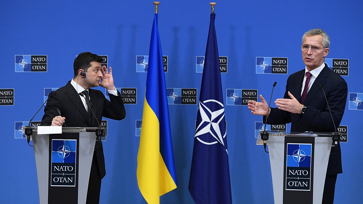 NATO Genel Sekreteri Jens Stoltenberg (sağda) ve Ukrayna Devlet Başkanı Vladimir Zelensky