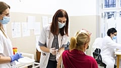 A Pfizer harmadik adagjával oltanak egy nőt Nagykállón