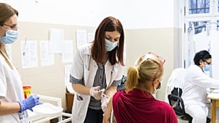A Pfizer harmadik adagjával oltanak egy nőt Nagykállón