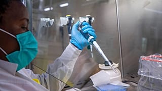 Εργαστηριακός έλεγχος δειγμάτων για κορωνοϊό στη Νότια Αφρική