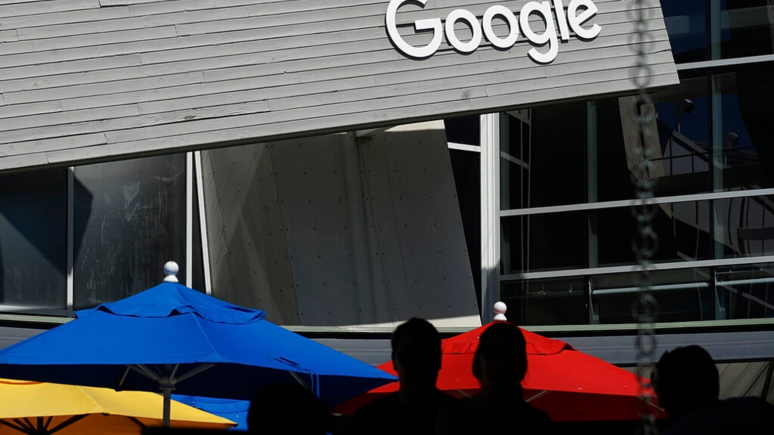 Homeoffice gilt hier schon seit Beginn der Pandemie: Jetzt kündigt Google auch was die Covid-Impfung angeht ein strenges Vorgehen an.