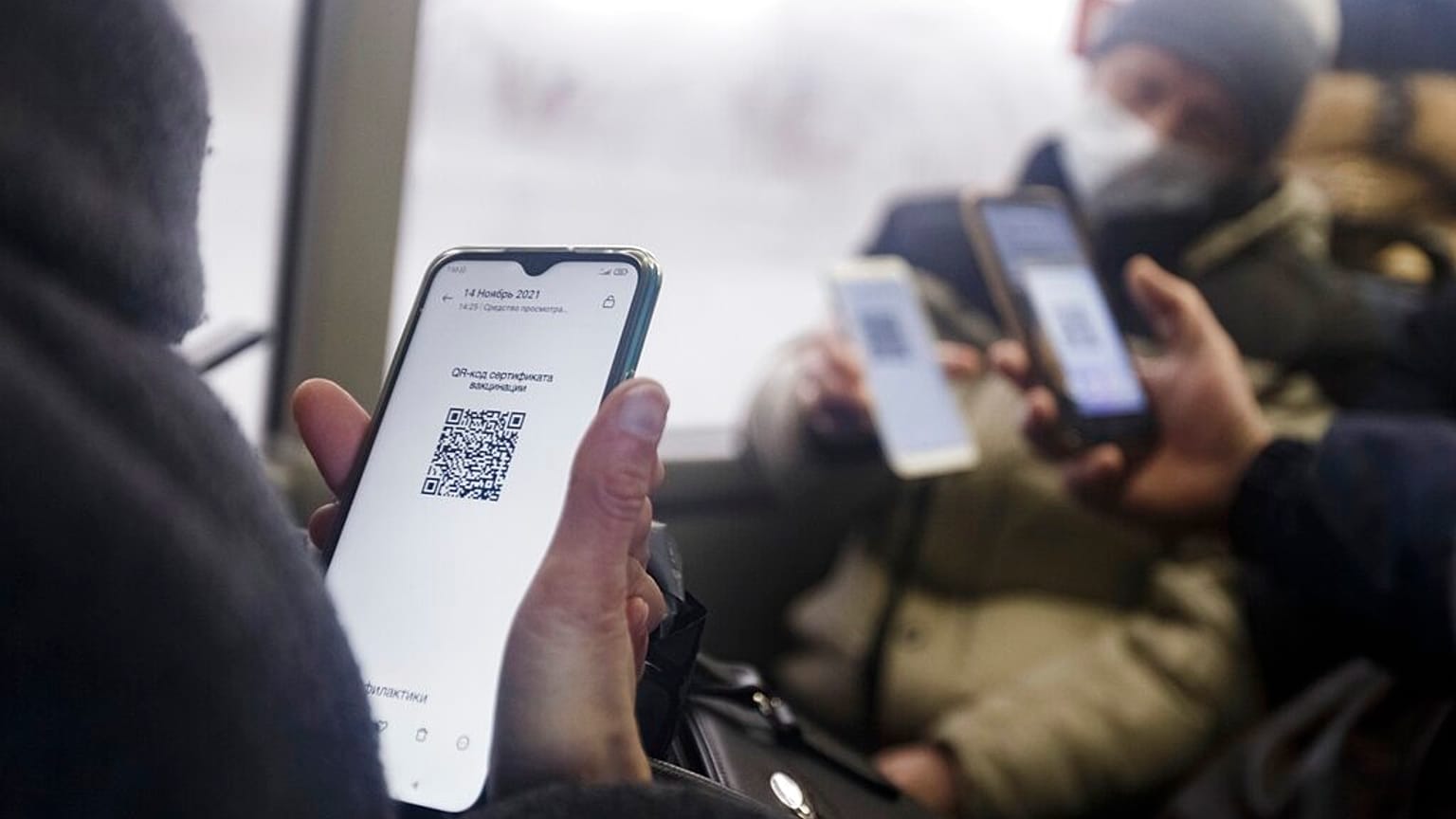 Kazan, Russia, 22 novembre: passeggeri si preparano a mostrare il codice qr su un autobus del traposto pubblico