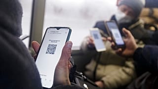 Kazan, Russia, 22 novembre: passeggeri si preparano a mostrare il codice qr su un autobus del traposto pubblico