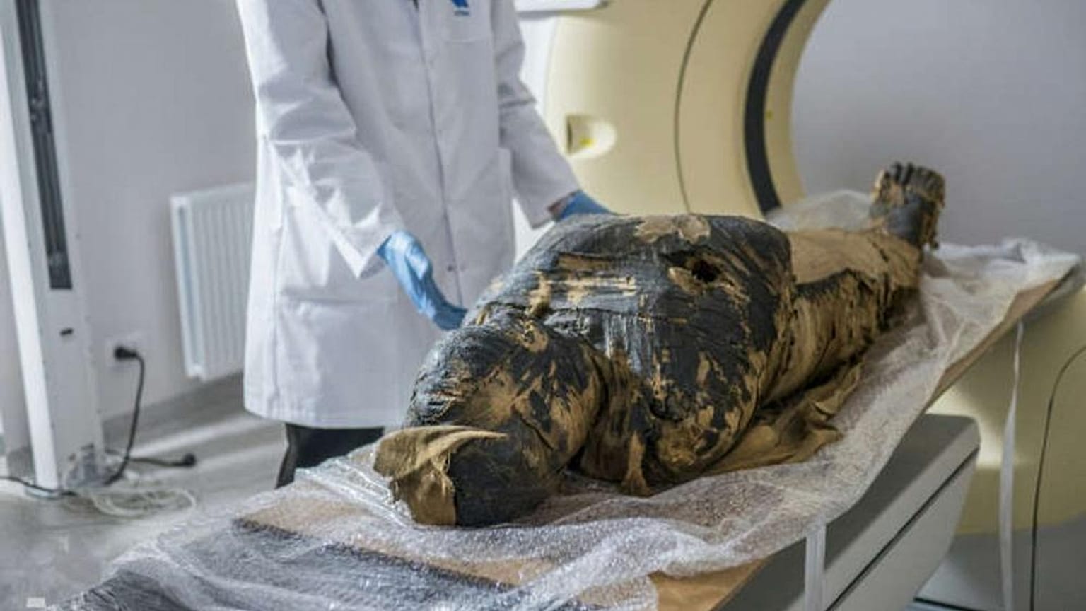 Polonya'da bulunan Antik Mısır dönemine ait hamile mumya