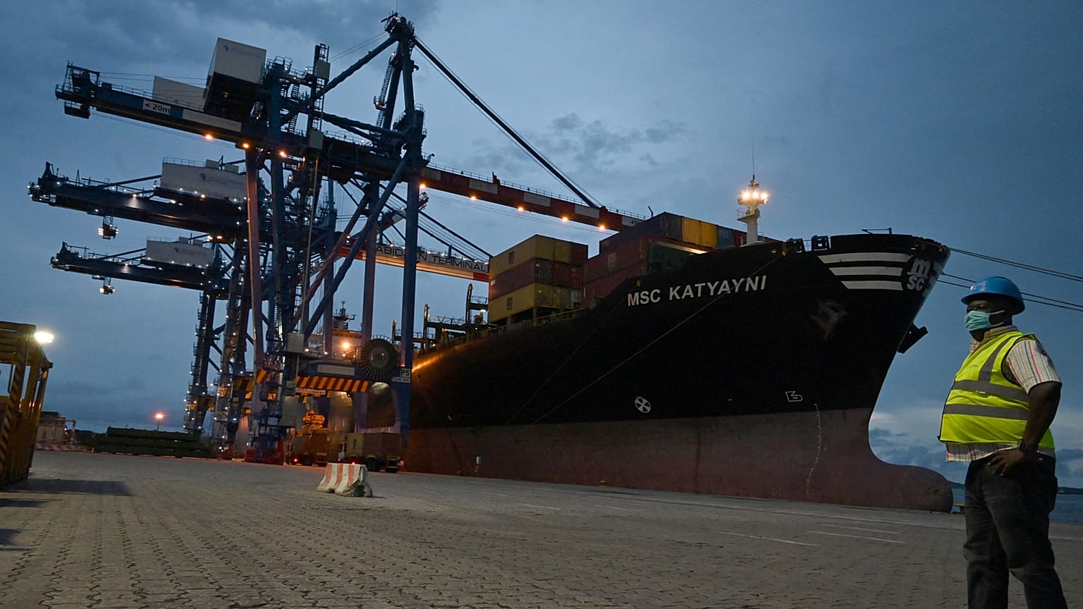 Archives : le port d'Abidjan, le 8 mai 2020